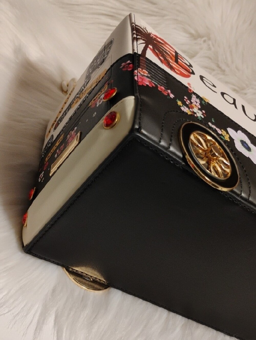 New CHERI 'Beauty' Novelty Volkswagen Bus Bag - Picture 5 of 10